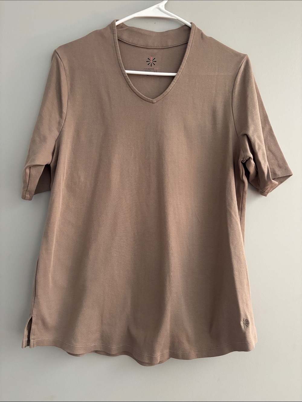 Isaac Mizrahi Short Sleeve V-Neck Tee in Taupe Brown